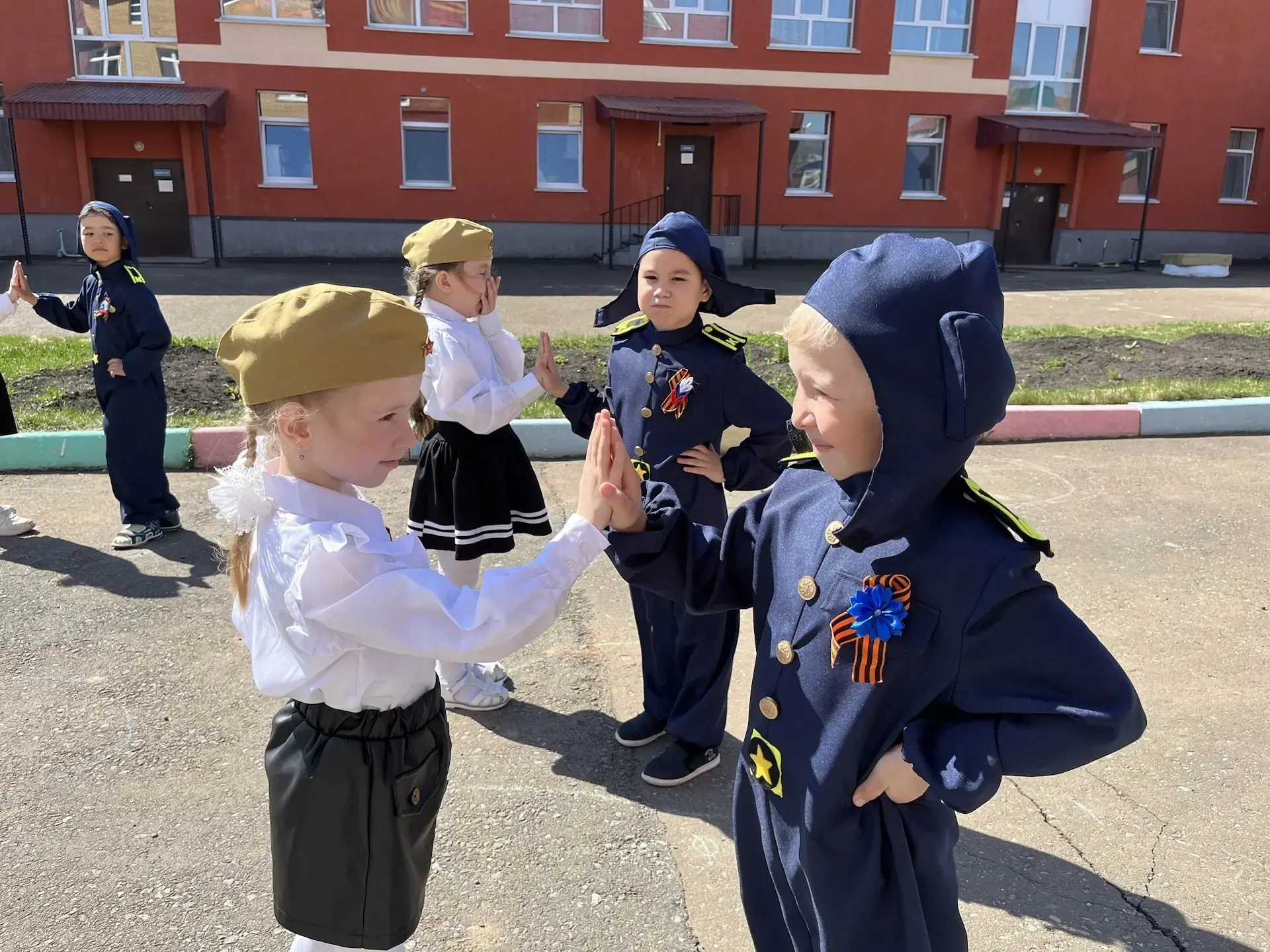 Накануне Дня Победы 🗓️ воспитанники подготовительных групп «Звёздочка» ⭐ и «Колокольчик» 🌼 приняли