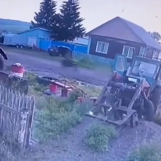 🏍️ 18-летний питбайкер сбил полуторагодовалую девочку и скрылся в Красноярском крае

Инцидент произ