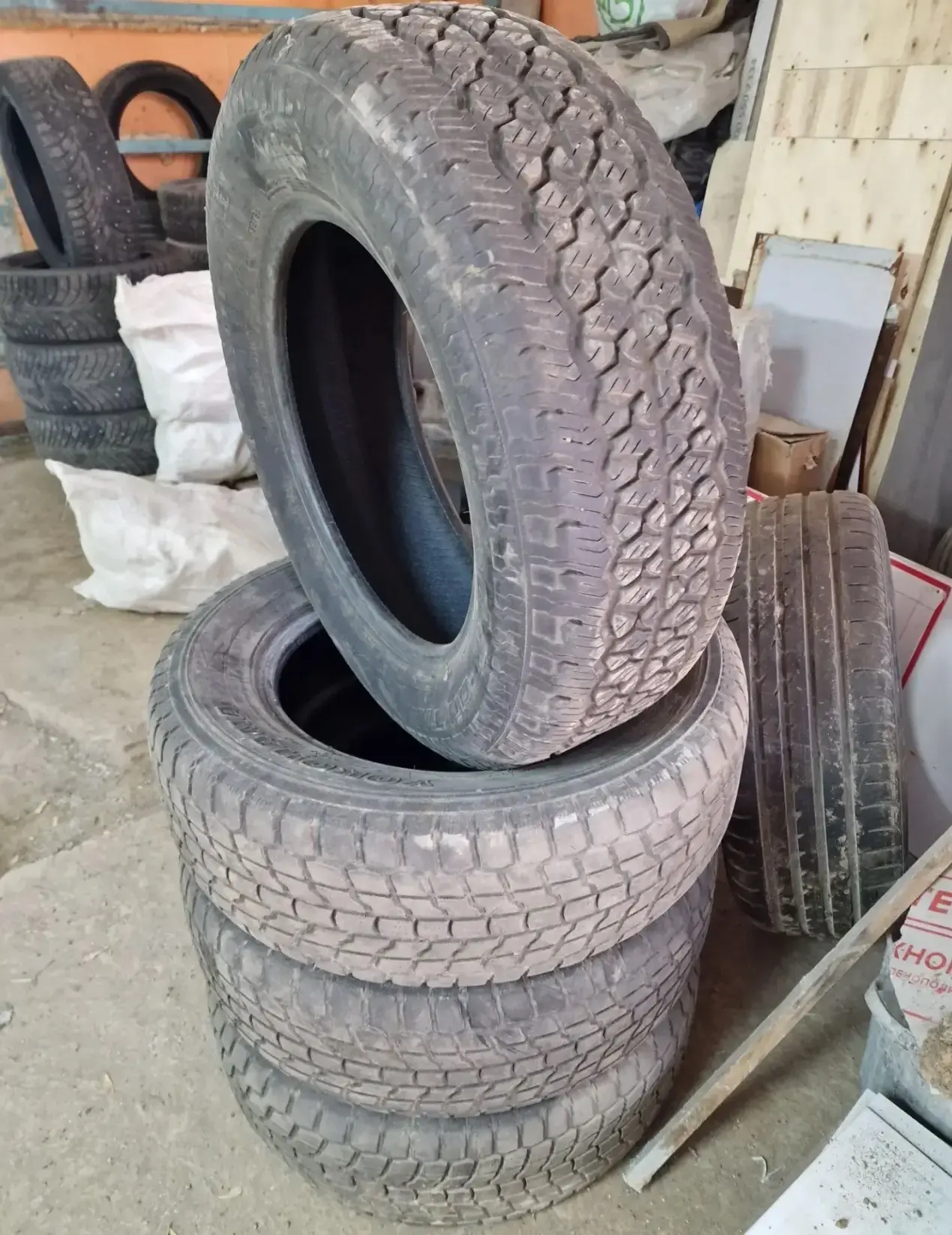 Продам комплект резины 245/65/17: три шины Yokohama Geolandar и одна BF Goodrich Rugged...