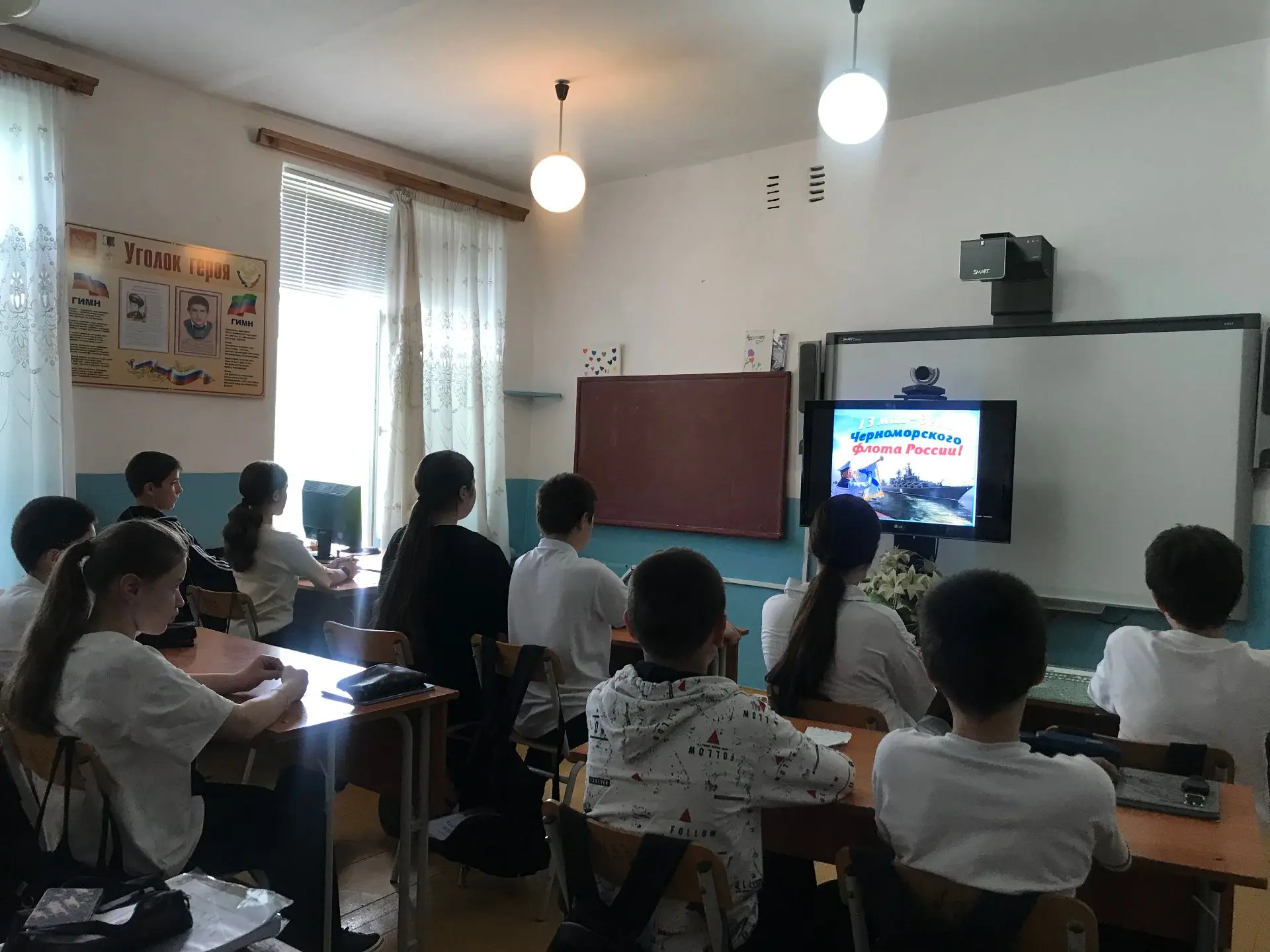 В 7 «в» кл. была  проведена  беседа с просмотром видеоролика  «День Черноморского флота...