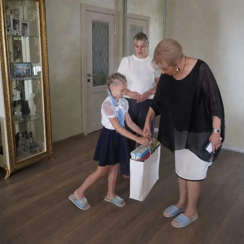 Для каждого ребенка первый школьный звонок - это важный и волнительный шаг во взрослую ...