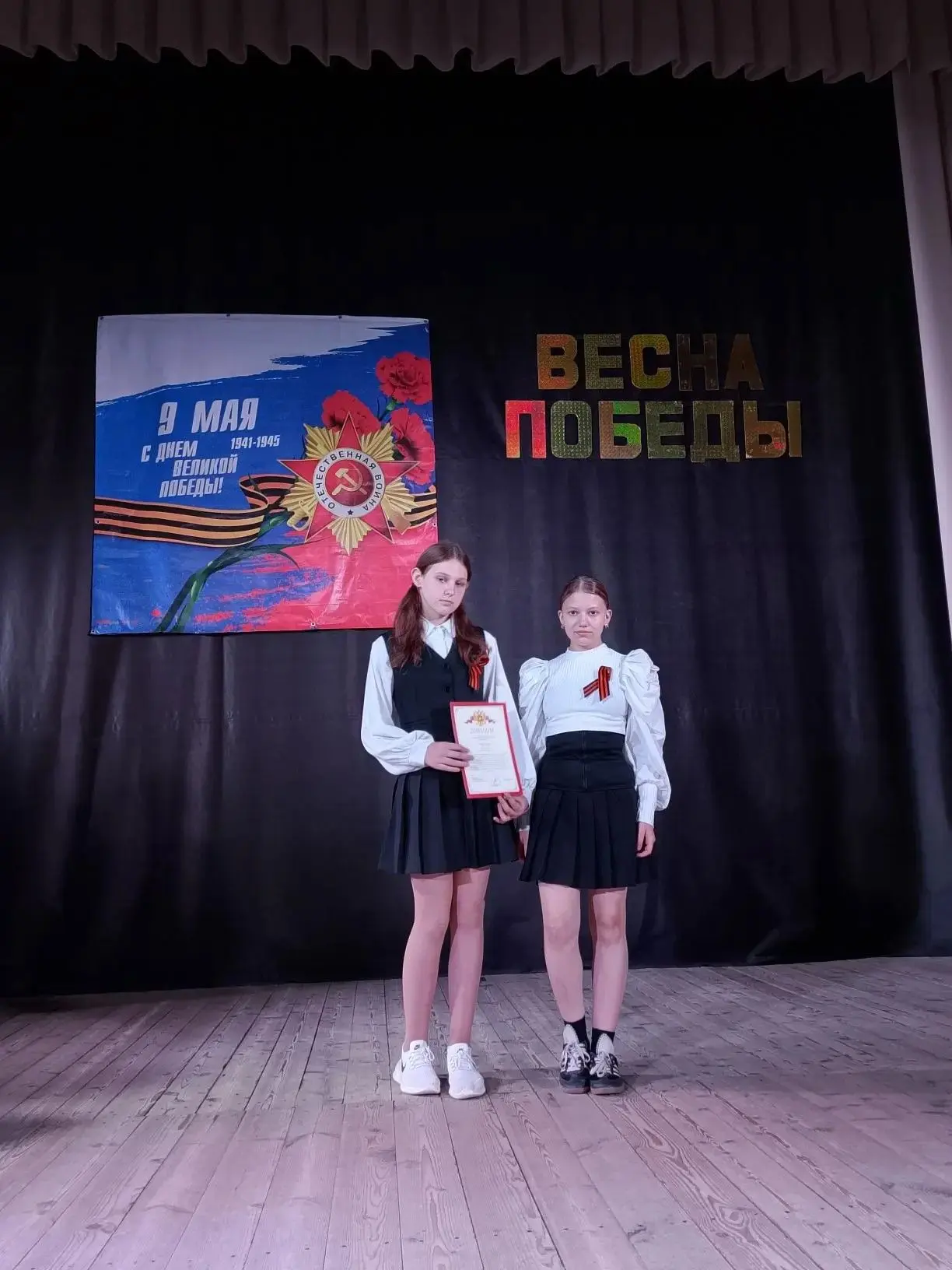 Ученицы 8а класса Щурик Полина и Изварина Татьяна приняли участие в городском фестивале молодежного 