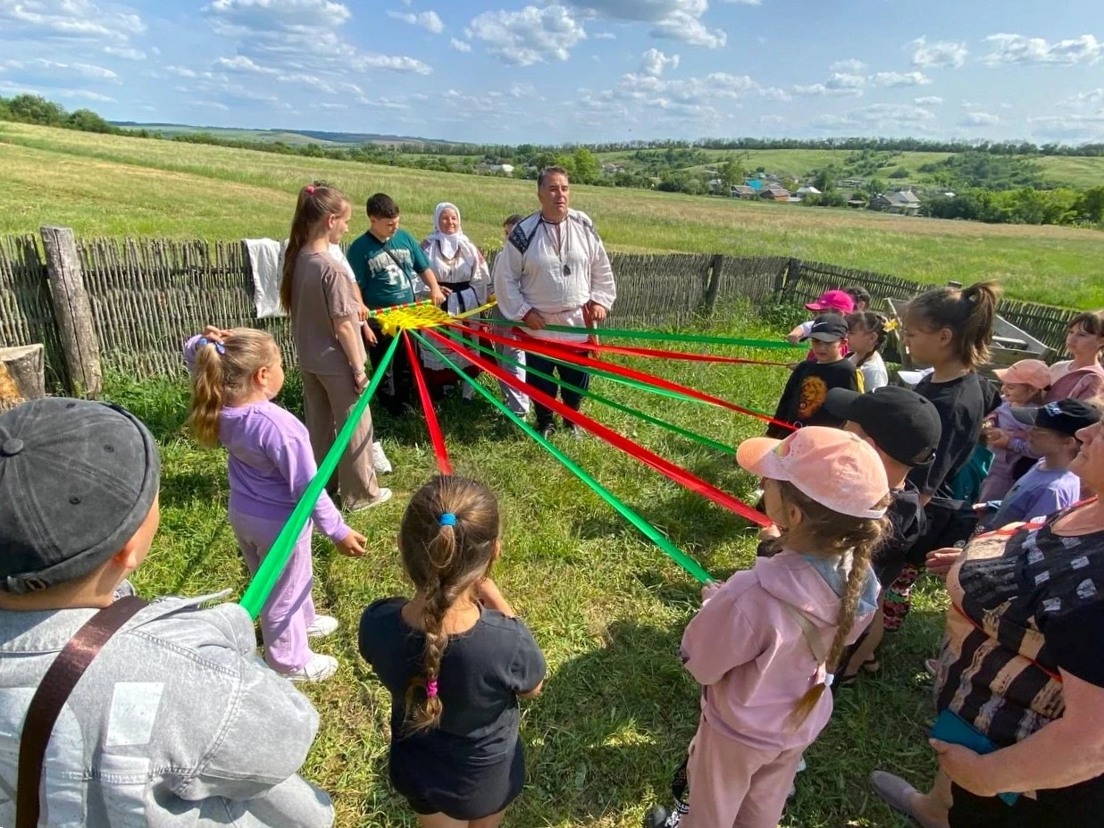 В дни летних каникул, ребята из летних оздоровительных лагерей Новоосколья на фестивальной площадке 
