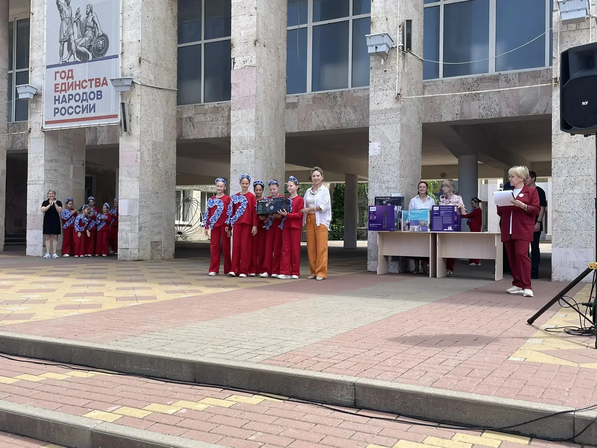 Сегодня 12 июня в День России участники XIII Открытого городского
фестиваля – конкурса детского твор