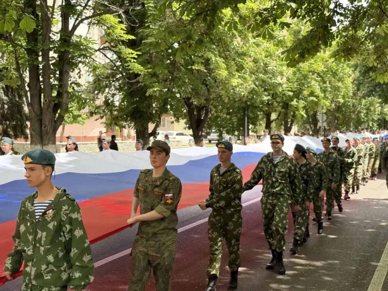 В День славянской письменности и культуры представители молодежных организаций КЧР пронесли по центр