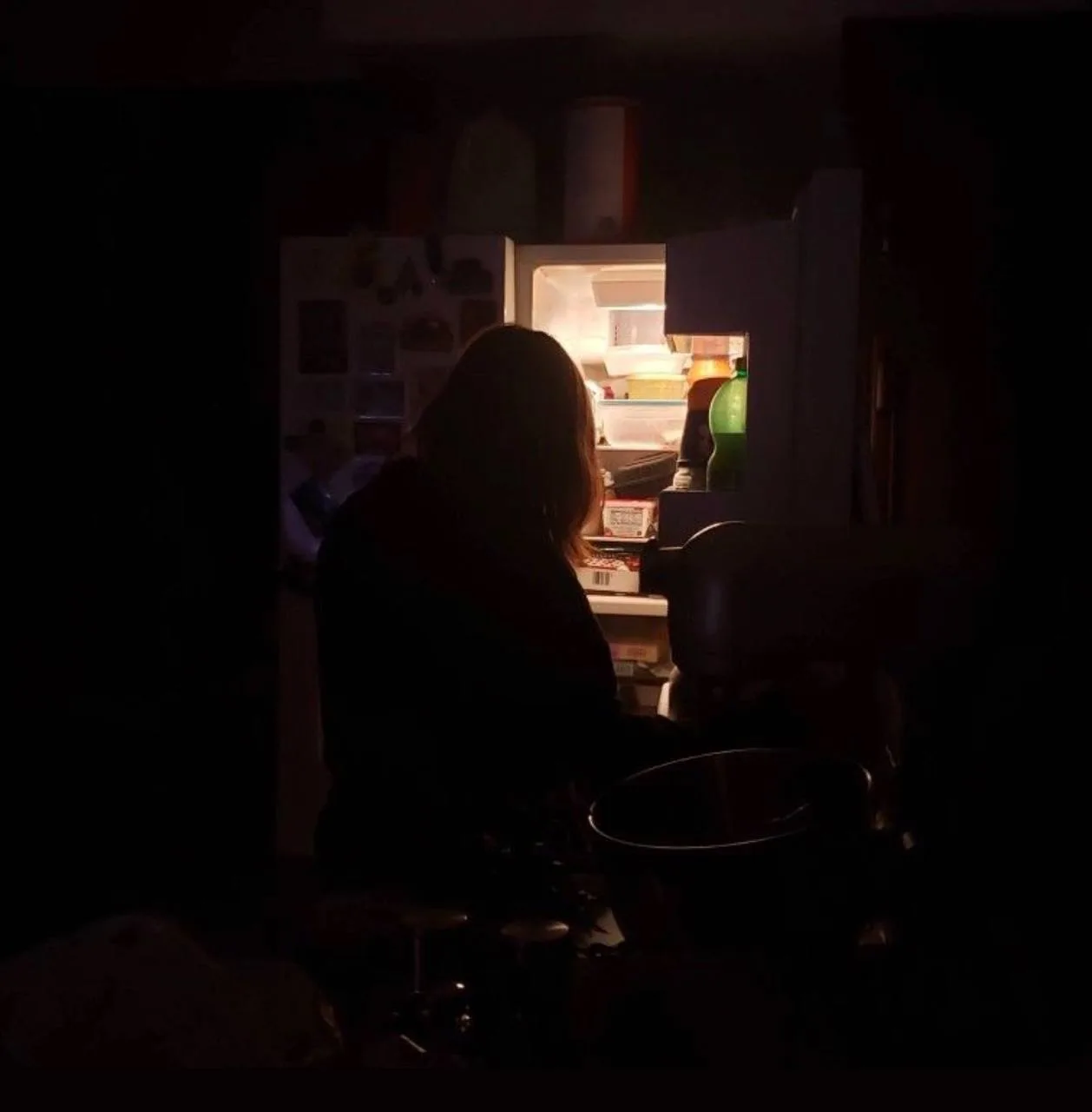 🌙 Почему вечером так тянет к холодильнику?