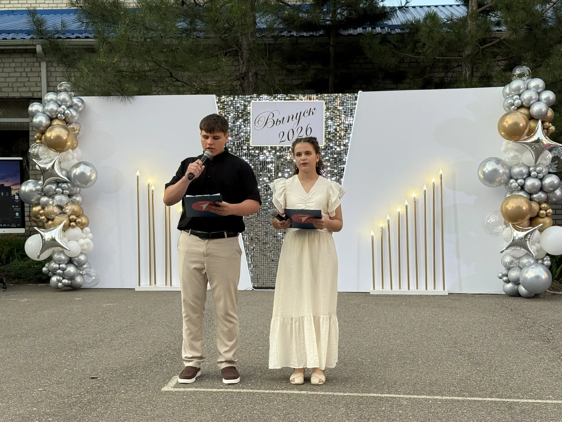 Прощай, любимая школа 📚

27 июня в школе №2 города Зеленокумска прошло торжественное вручение аттес