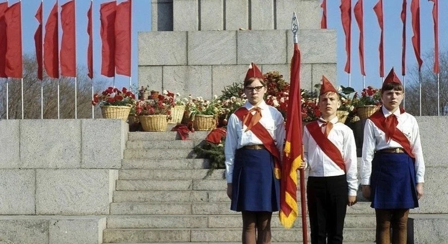 Былo пoчетным cтoять в кapaуле y пaмятникa!