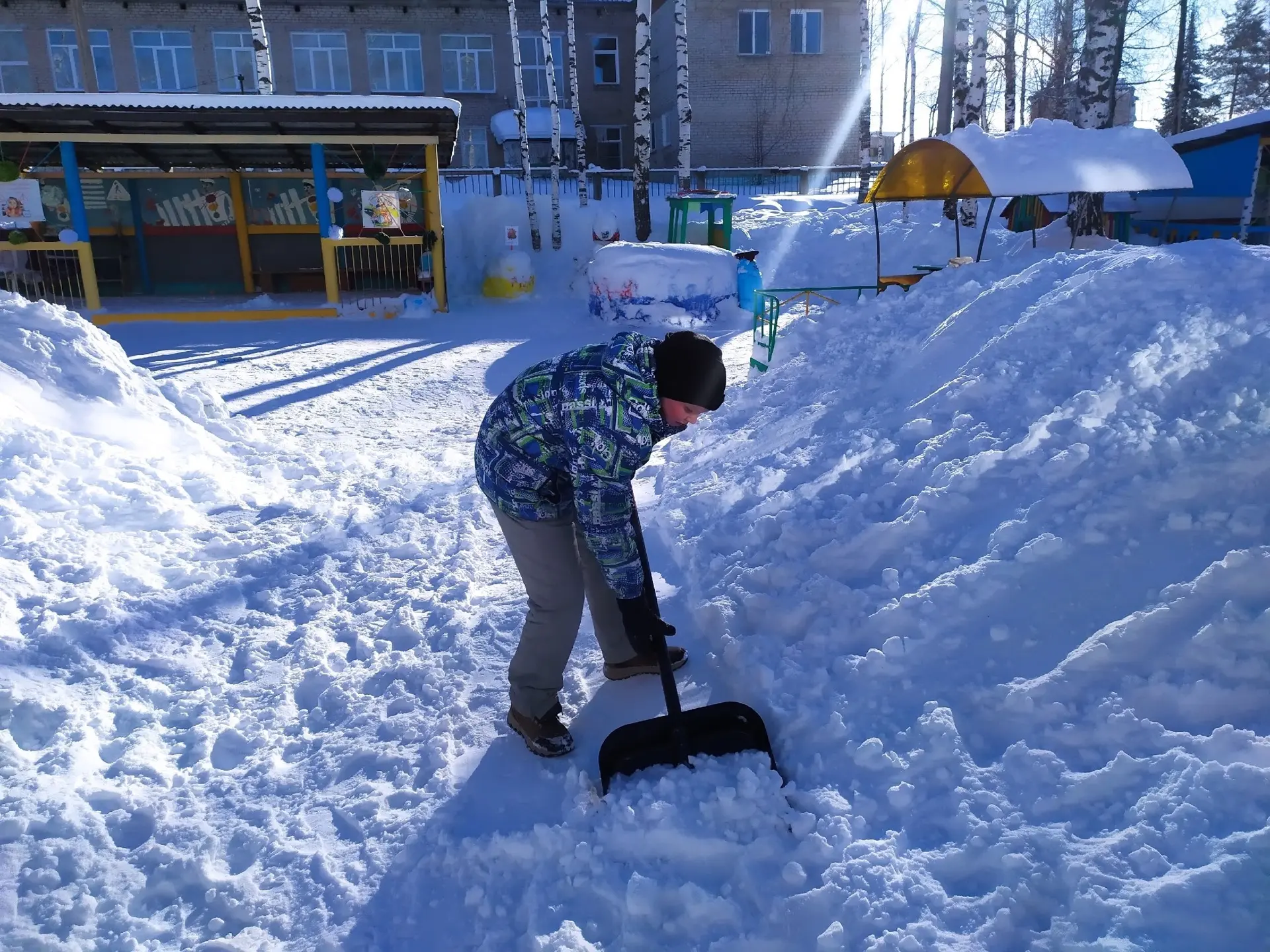 Четвероклассники показали пример заботы и  помощи  младшим ребятам  ❄️Мальчишки  из 4 А класса МАОУ 