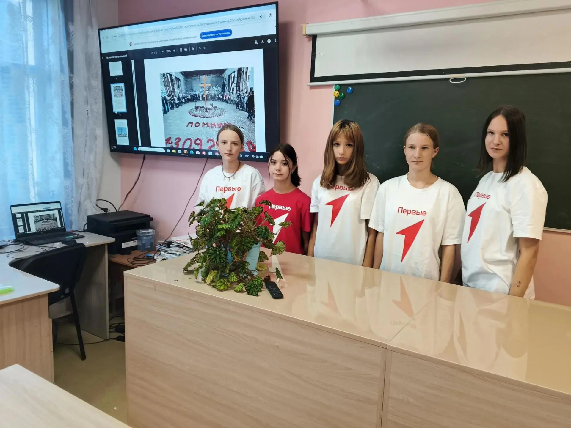 Советник директора по воспитанию совместно с наставником и учащимися Движение Первых МБ...