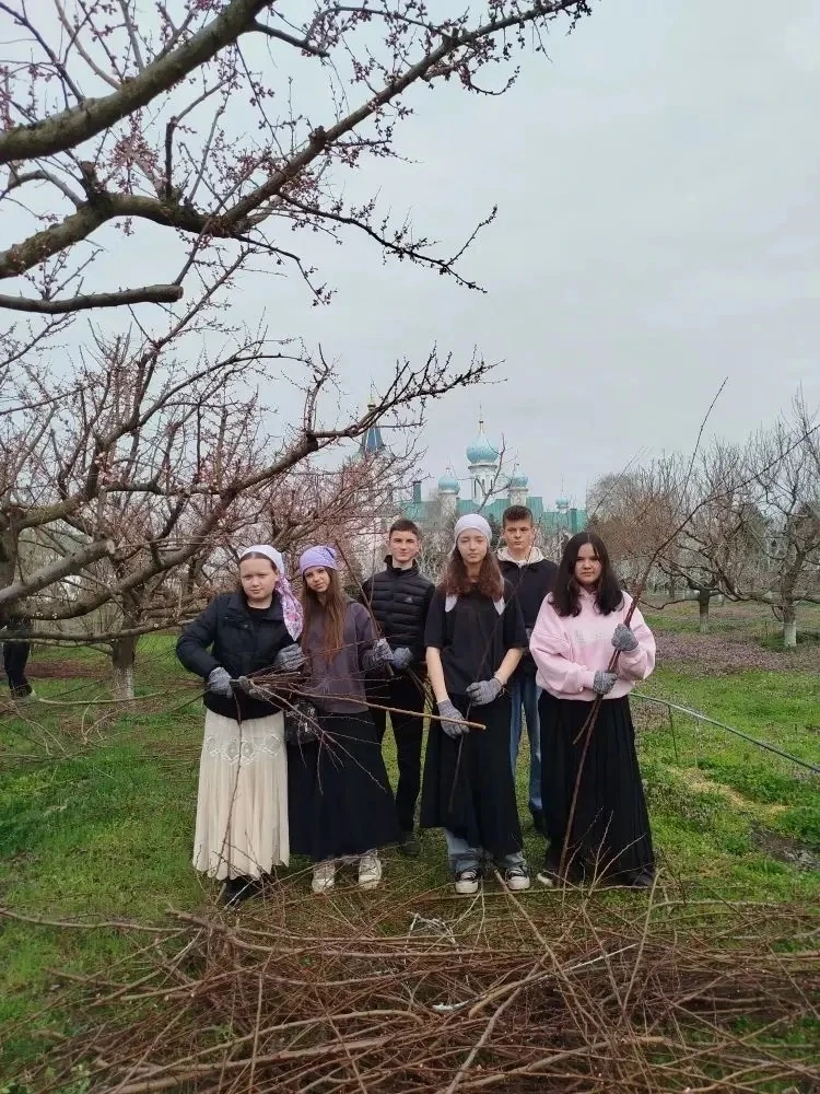 ПОЛЕЗНЫЕ КАНИКУЛЫ   ✏️На каникулах ученики  школы отправились потрудиться на подворье Марие-Магдалин