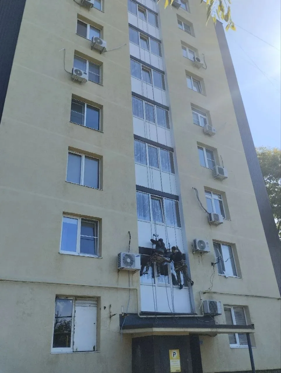Выполнены работы по мытью окон МКД по ул. Маяковского в г. Туапсе.