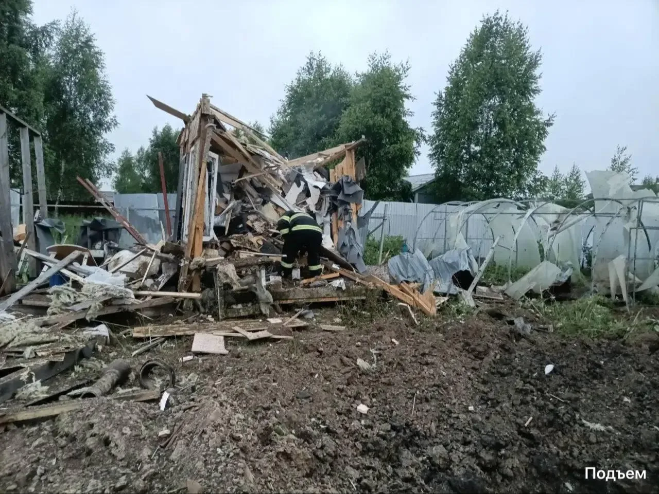❗️ Обломки беспилотников упали на НПЗ в Капотне и на «Садовод» в Котельниках