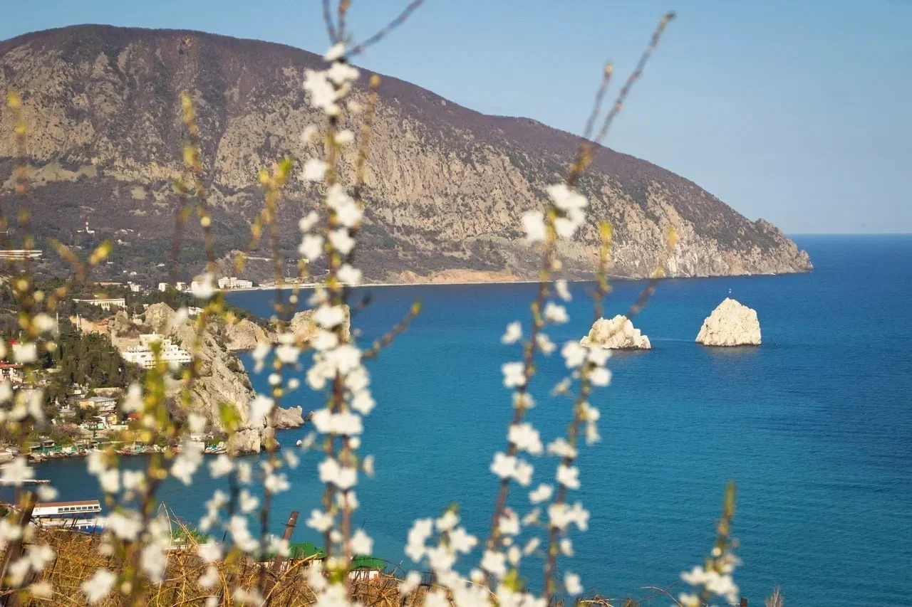 🌊 Именно в Гурзуфе, очарованный красотой Южного берега, Александр Пушкин создал бессмертные строки,