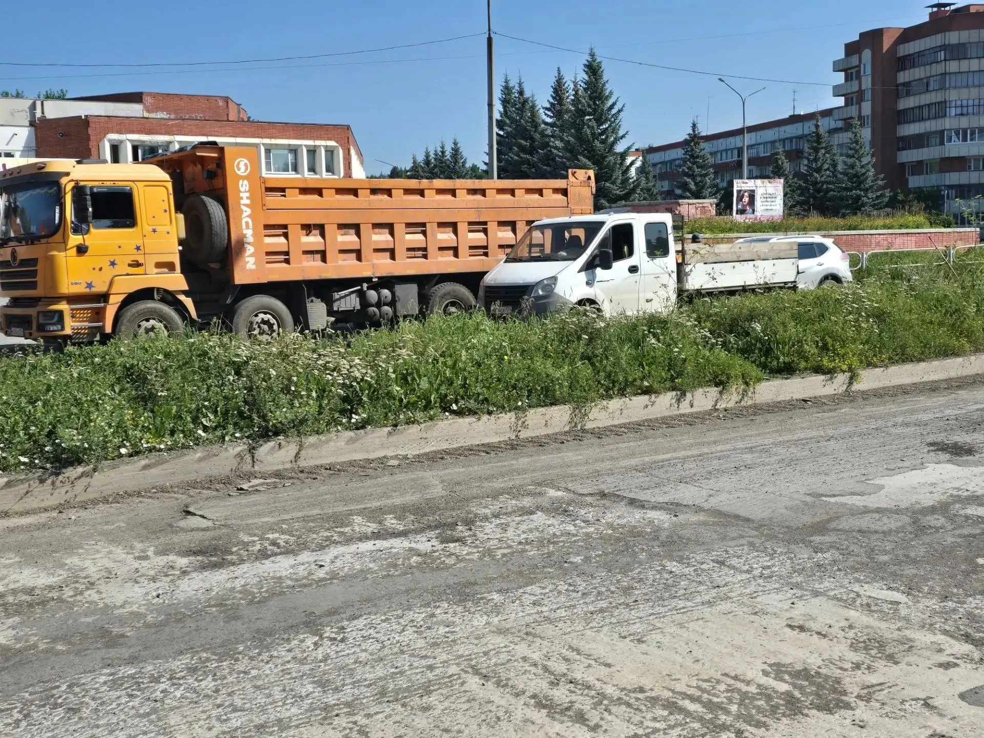 Сегодня на улице Иртяшской начнется асфальтирование проезжей части. Вчера была выполнена подготовка.