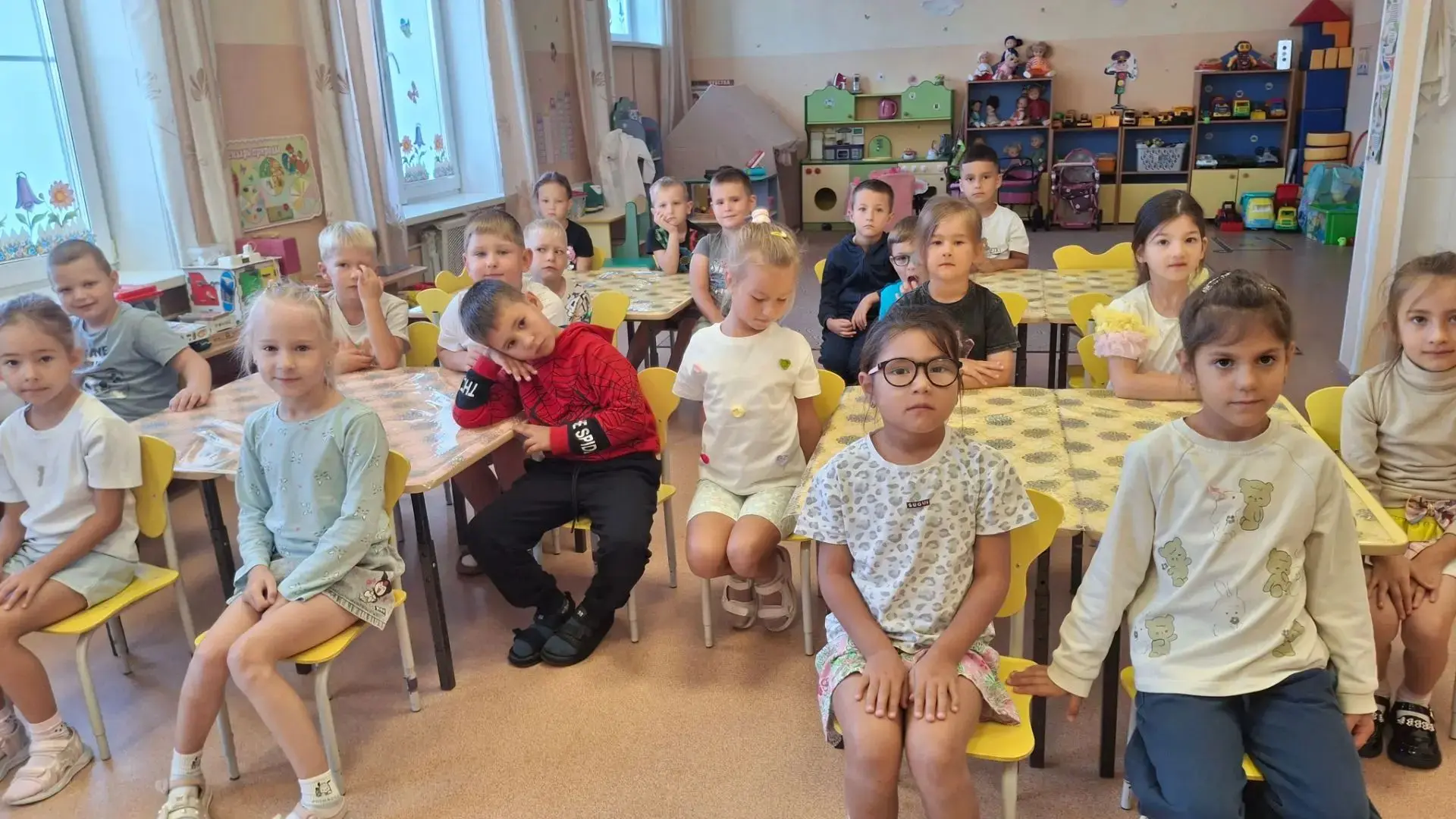 🎉 В подготовительную группу "Солнышки" заглянул Зайка Знайка! 🐇