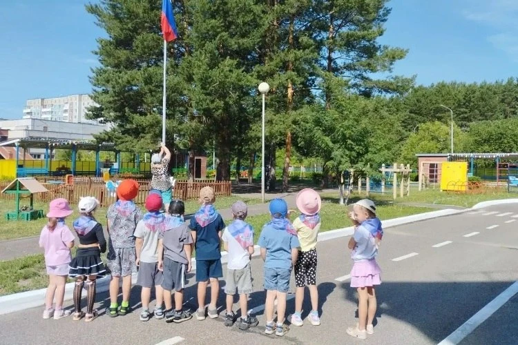 🇷🇺Сегодняшний день начался с важного и торжественного события - поднятия флага и линейки, посвящен