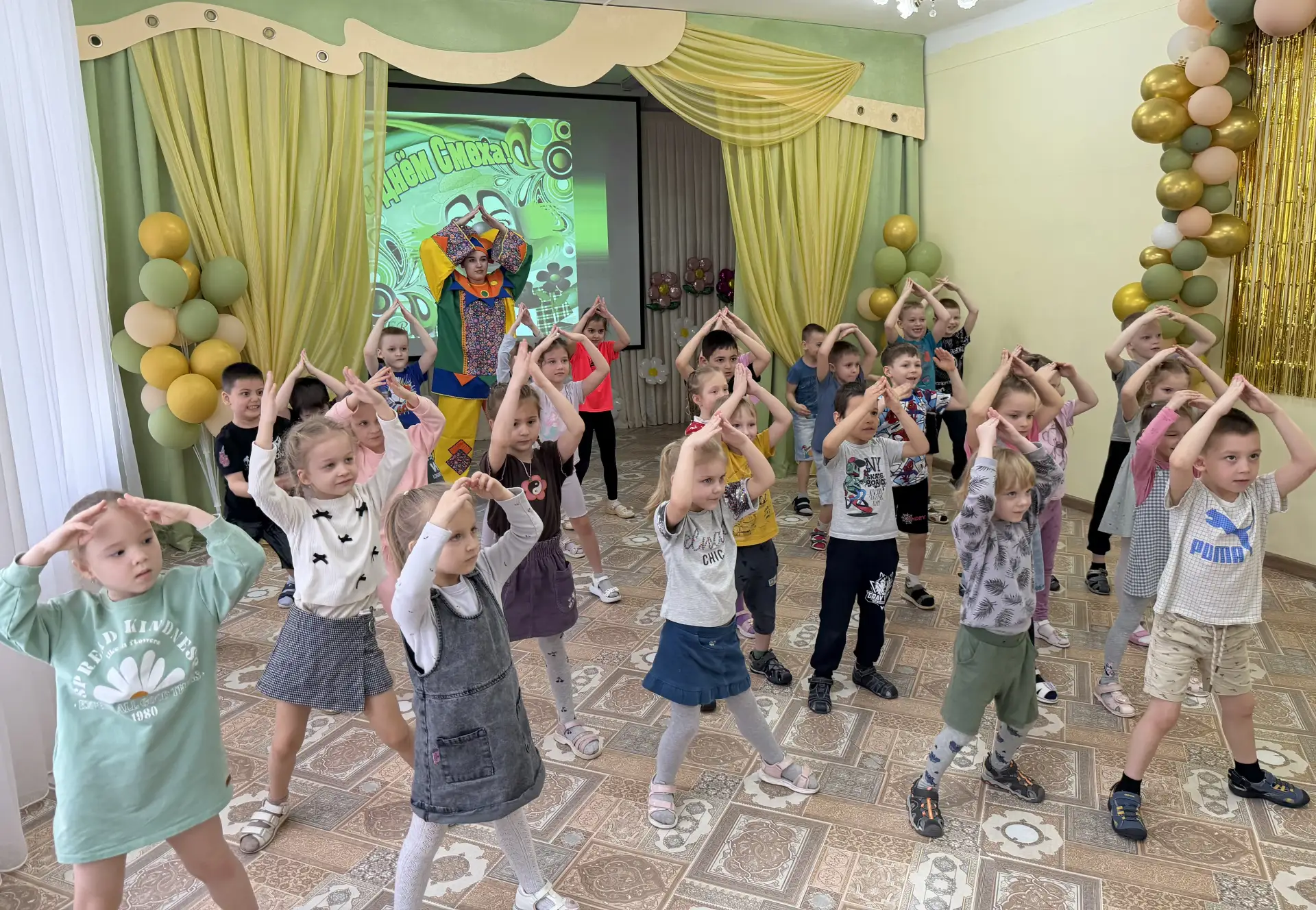 ПРАЗДНИК СМЕХА И УЛЫБОК В ДЕТСКОМ САДУ  🤹‍♀️1 апреля детский сад № 15 города Ейска  превратился в ца