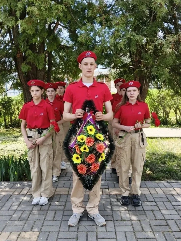 🇷🇺 Минута молчания. Венок у обелиска. Боль в сердце.