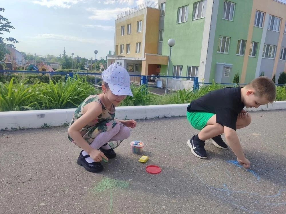 🎨 **РИСУНКИ НА АСФАЛЬТЕ: УЧАЩИЕСЯ ГИМНАЗИИ ОТПРАЗДНОВАЛИ ПРИБЛИЖЕНИЕ ДНЯ РОССИИ!** 🇷🇺
В преддвери