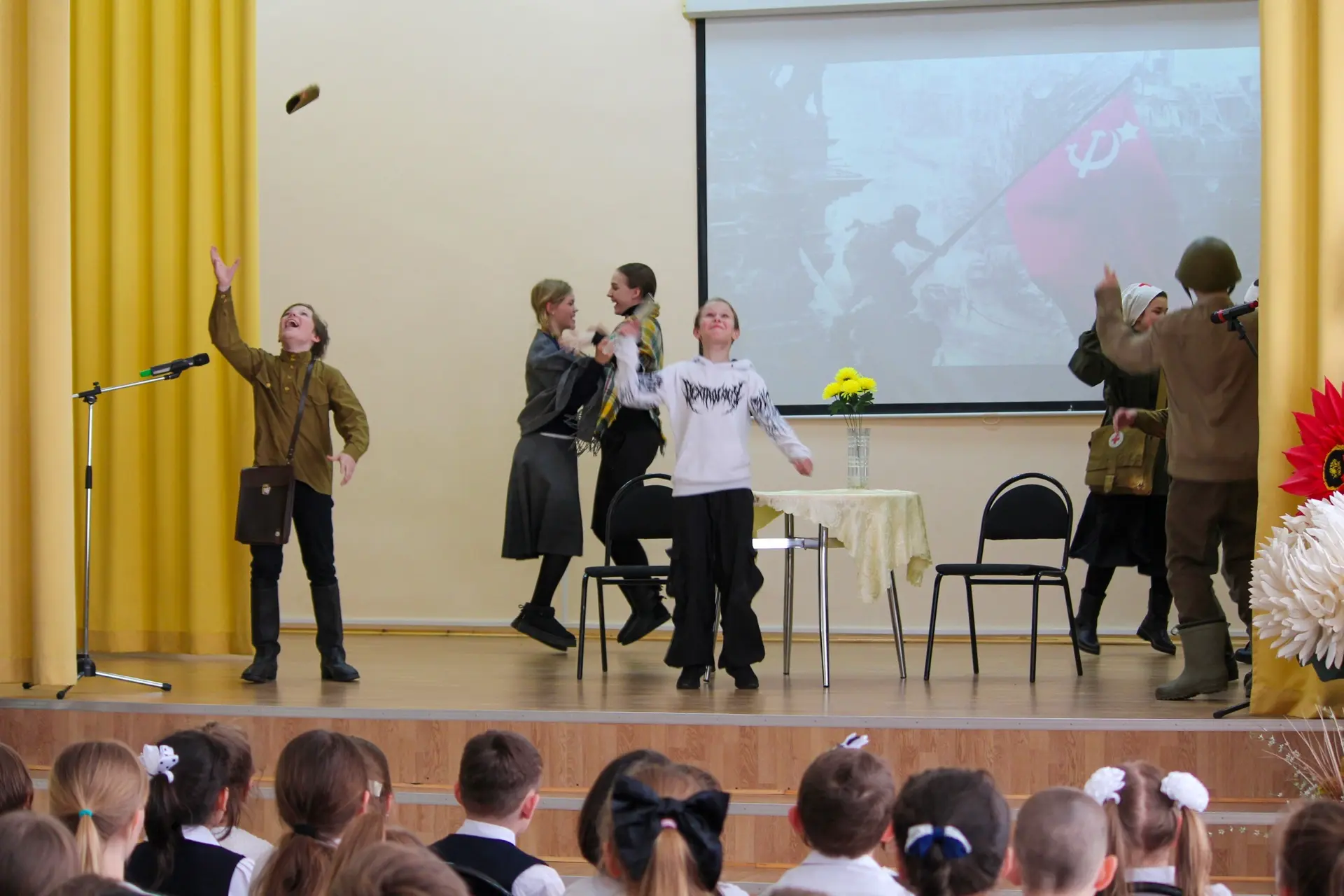 «ФРОНТОВОЕ ЗЕРКАЛЬЦЕ»🎭  В нашей школе состоялся спектакль «Фронтовое зеркальце», посвящённый Дню Поб