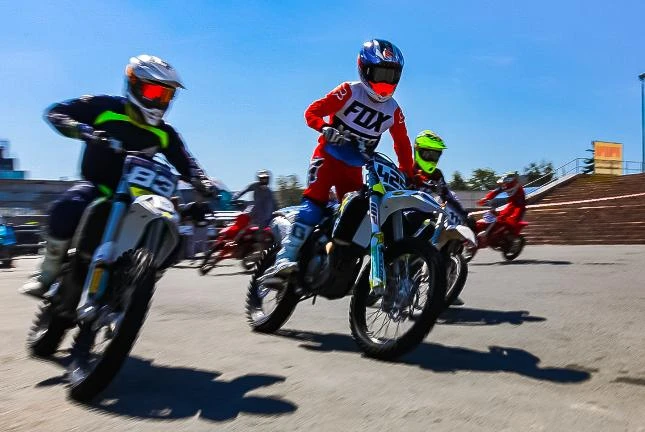 Мотоциклы, трюки и рев моторов 🏍️