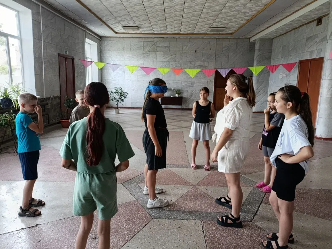 В МБУ "Приморский СДК" прошла командная игра "Веселые эстафеты".Дети выполнили задания ...