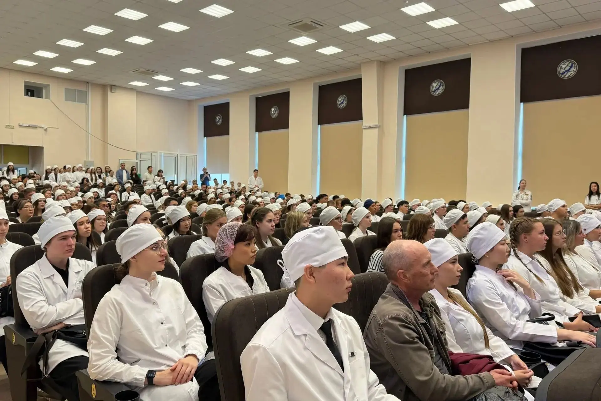 Более 3 тысяч первокурсников приступили к обучению в учреждениях среднего и высшего мед...