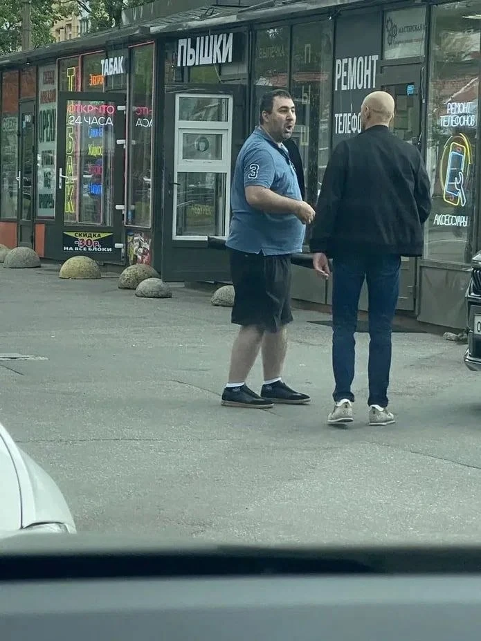 У Академки за парковку бьются не на жизнь, а...

Двое мужчин у метро не поделили парковочное место, 