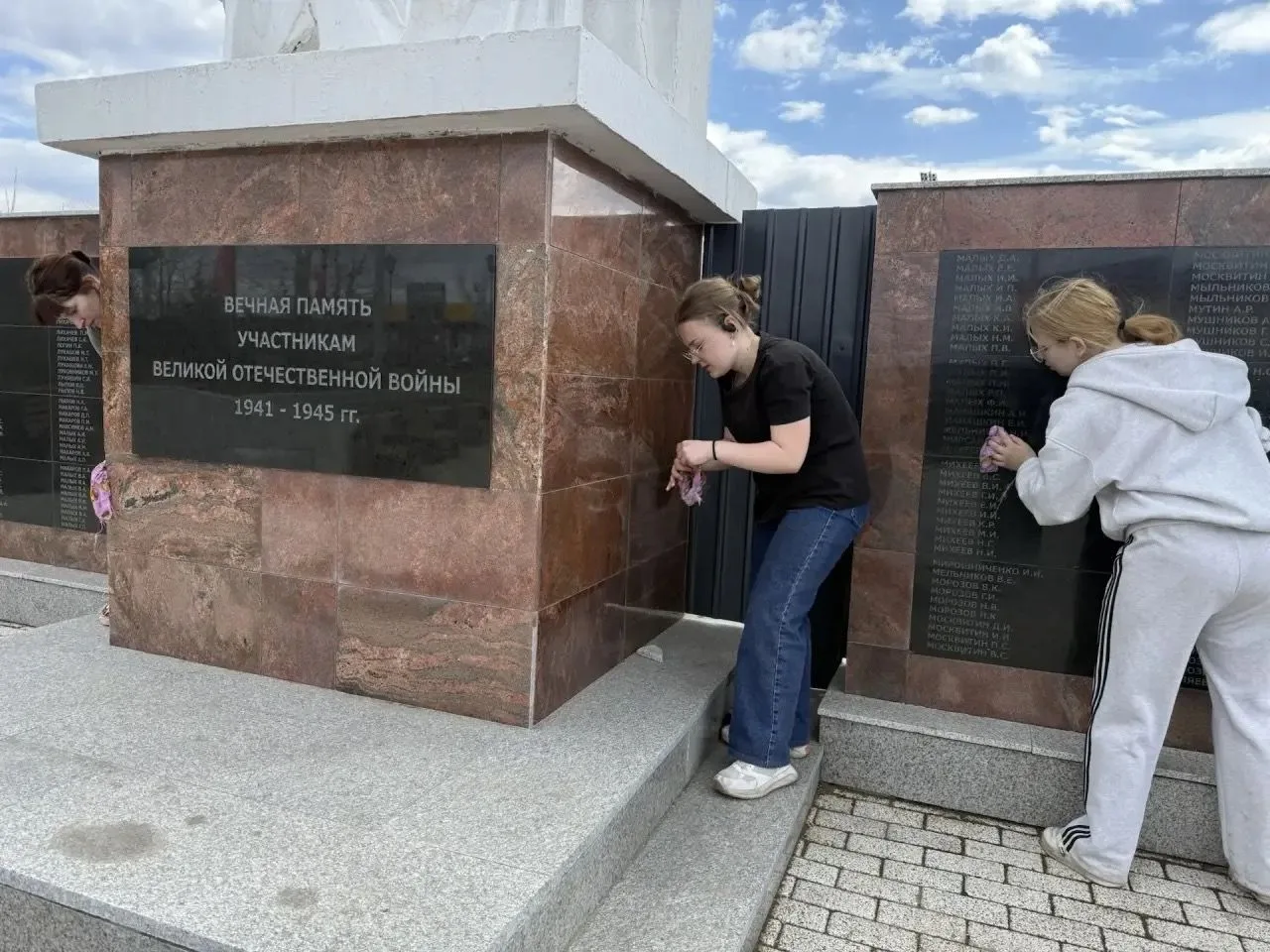 Одна команда — одно большое дело!   Наши волонтеры продолжают преображать мир вокруг себя. На этой н