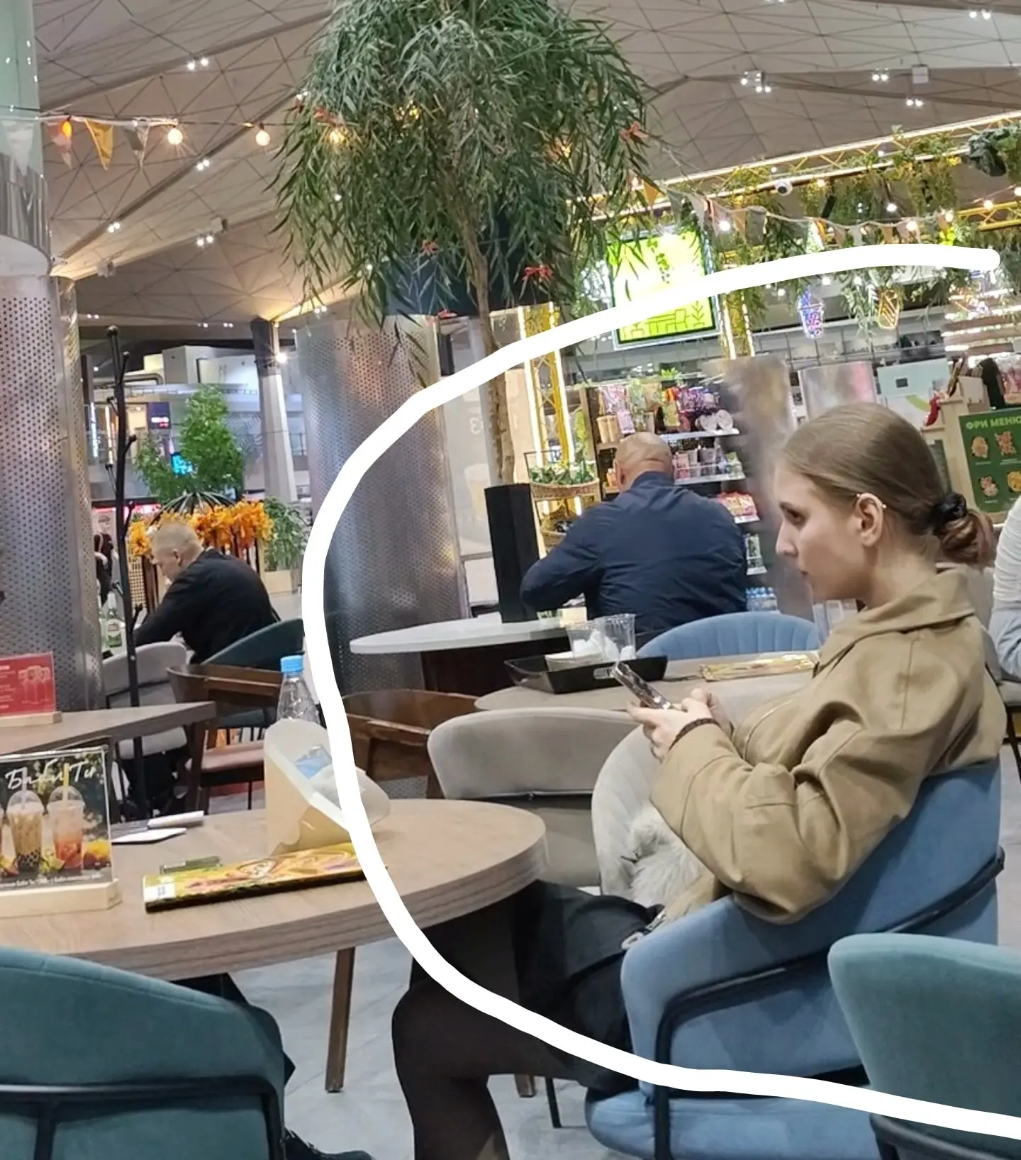 Доброго времени суток. Хотел бы найти девушку. Была в Пулково в 18:50. Как понял, с мам...