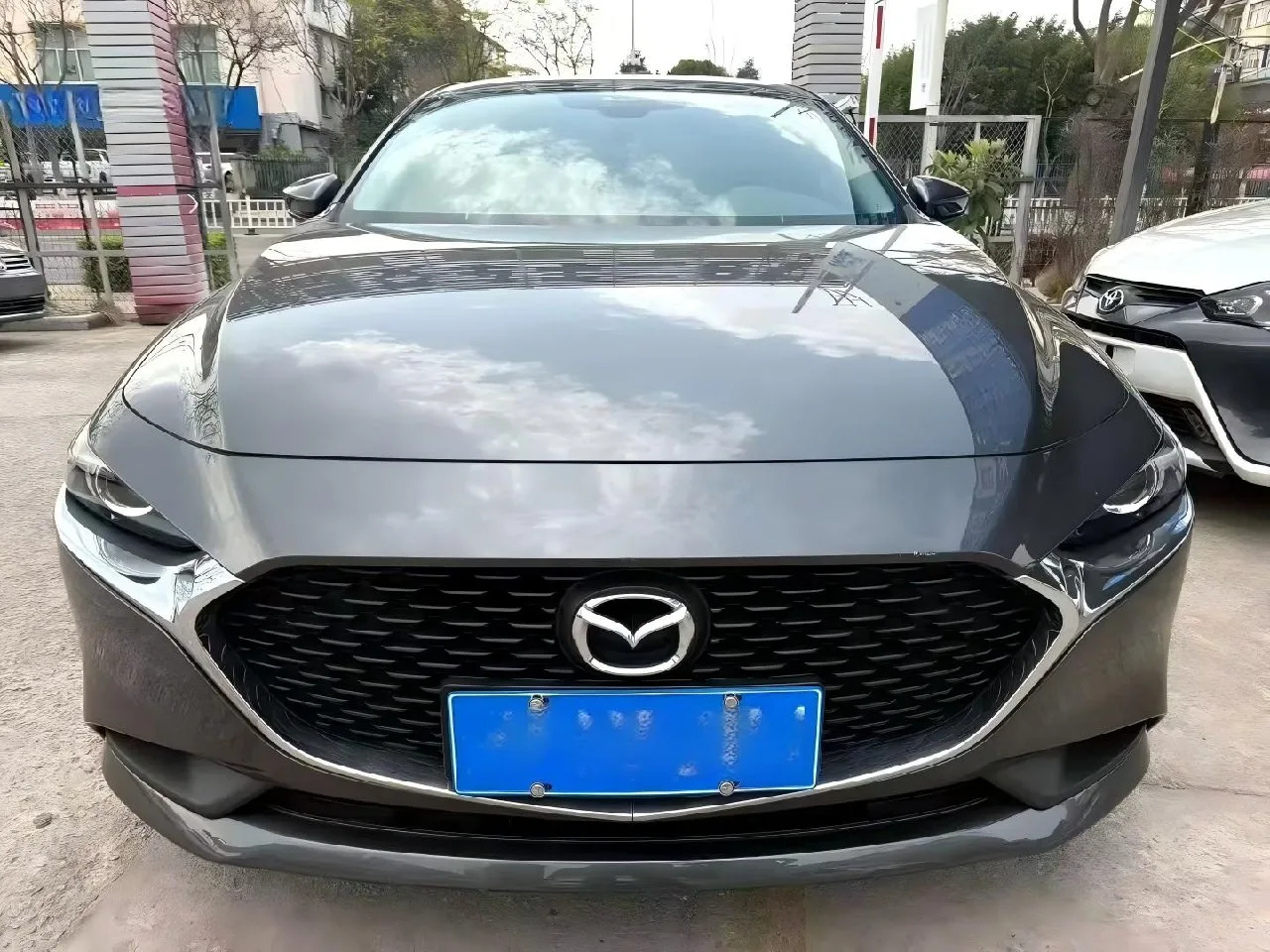 🚗 Mazda 3 Axela (модель 2022 года) — седан, двигатель 2,0 л, комплектация «Zhiqing»