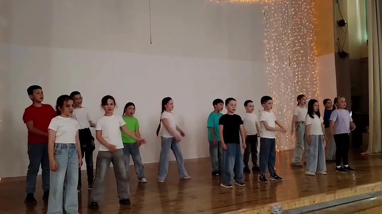 Финальные выступления отрядов пришкольного лагеря "Будь в движении" на закрытии лагерной смены. Виде