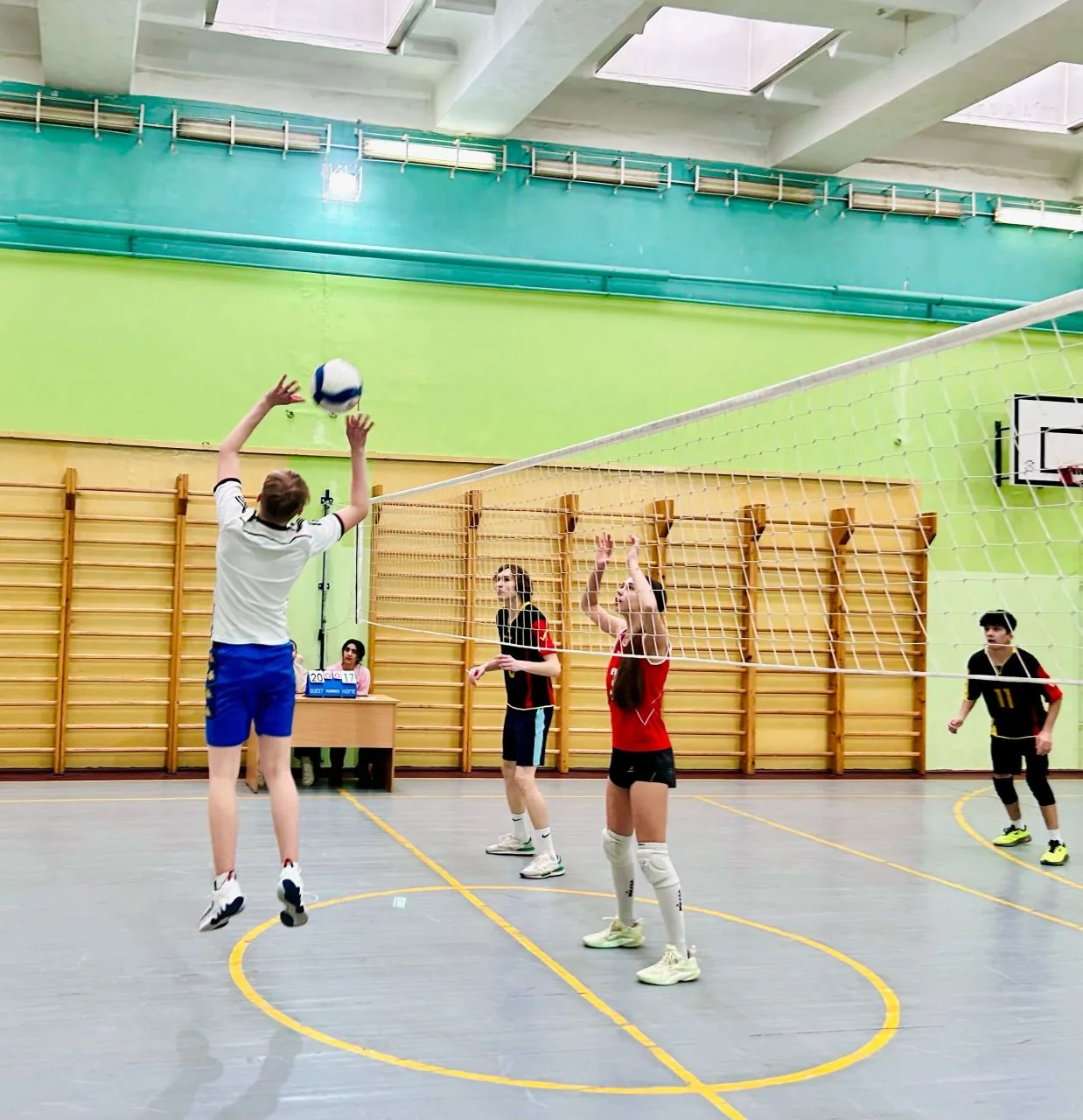 Выпускники & лицеисты🏐  Яркое событие в жизни лицея — дружеская встреча по волейболу! На площадке со