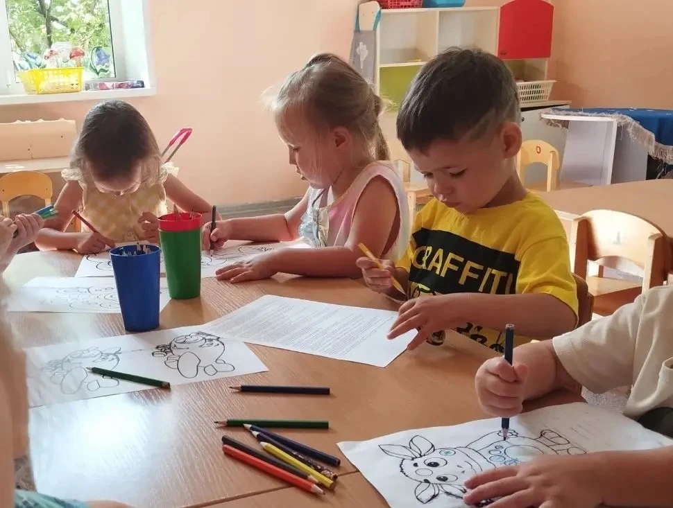 А у нас в саду — День рисования! 🎨
Сегодня каждый ребёнок стал художником: смешивал краски, выводил