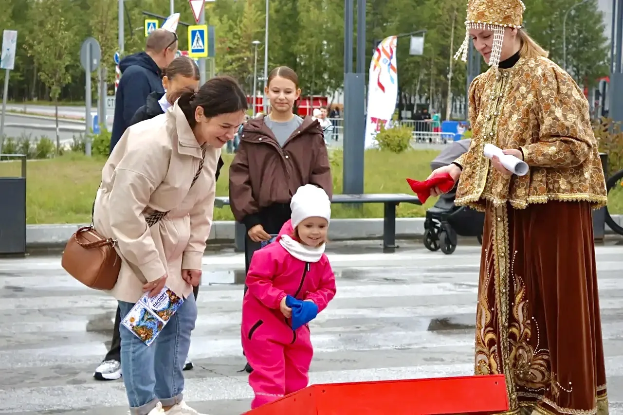 Центральные улицы Ноябрьска сегодня превратились в красивые фотозоны и творческие площа...