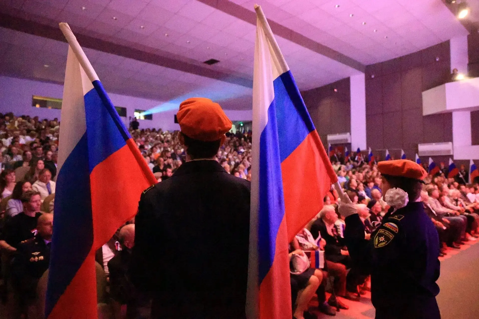 В Калининграде состоялся День флага России. Праздничные мероприятия прошли в Театре эст...