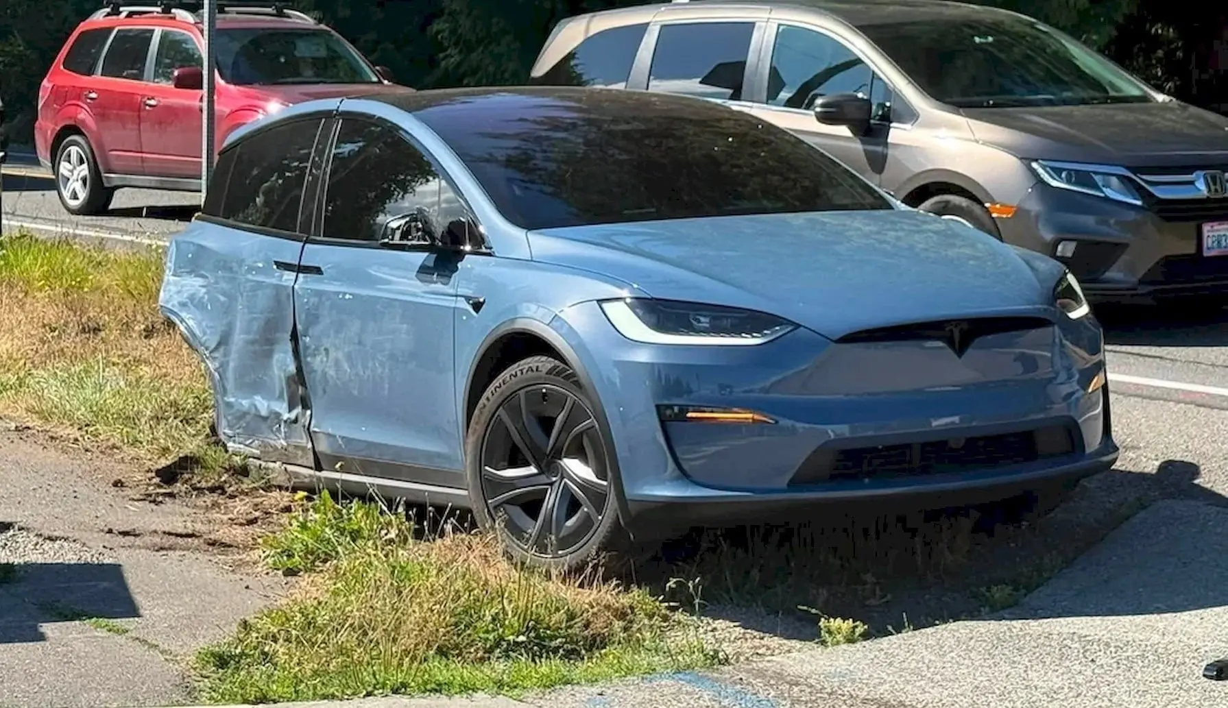 Tesla Model X Plaid разорвало после ДТП — «биток» продают за $10 200
