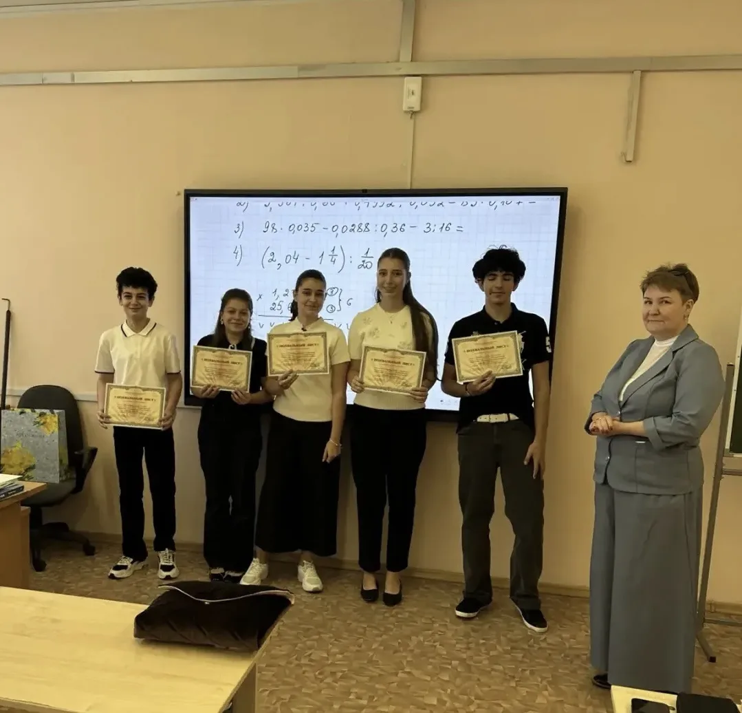Продолжаем получать похвальные грамоты 👩🏻‍🎓🎒🥳