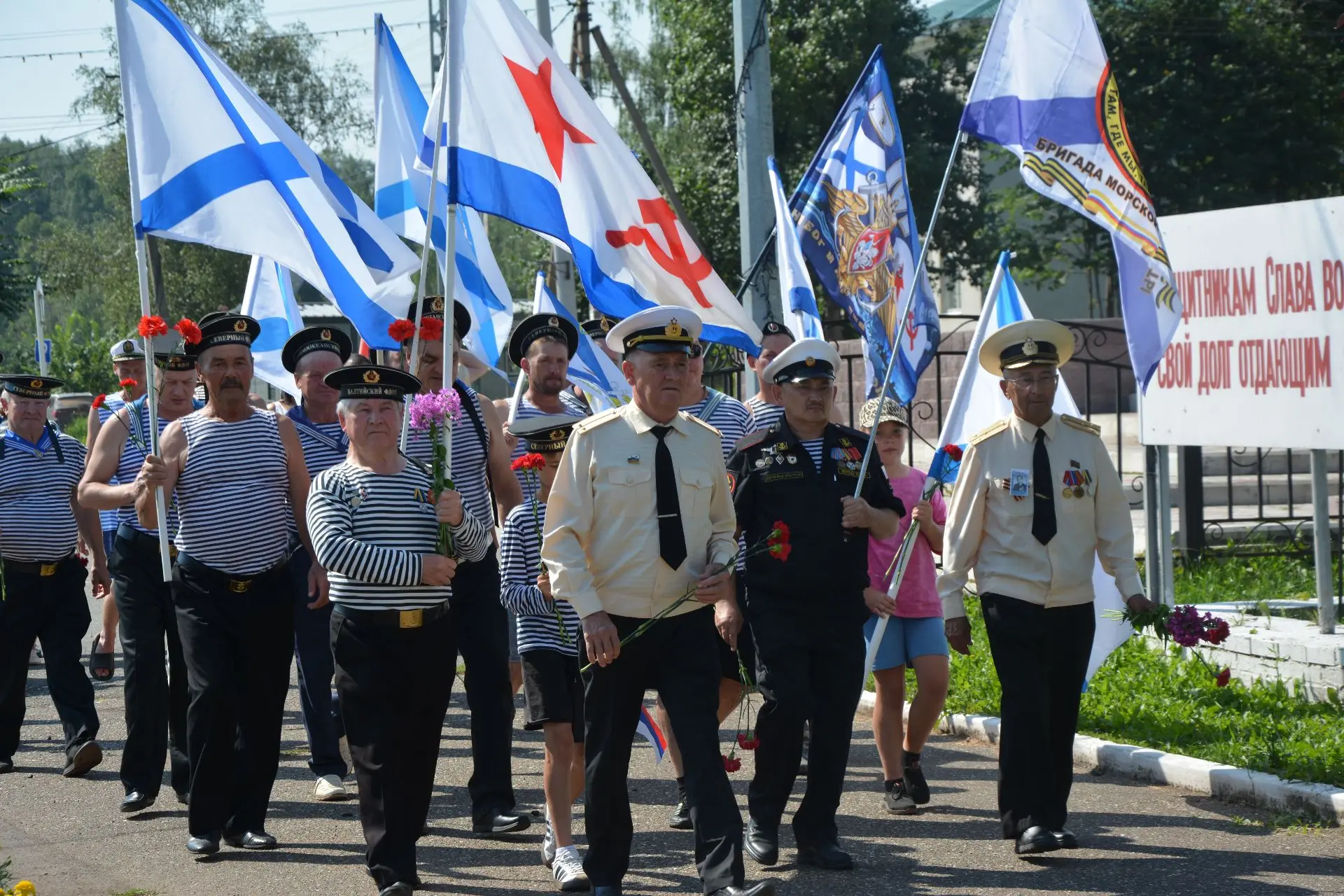 Прощайте, скалистые горы
В честь праздника дня Военно-морского флота в парке Победы села Калтасы сос