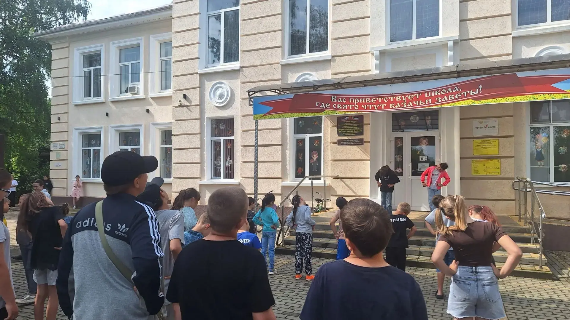 День в пришкольном лагере начался с традиционной зарядки. Получив заряд бодрости и задора на утренне
