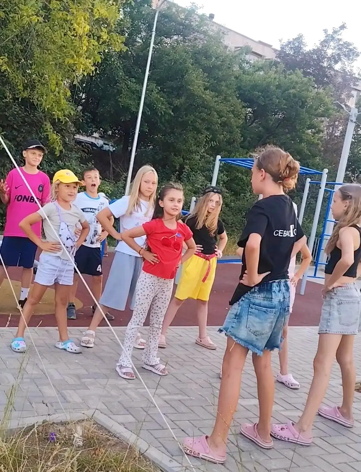 ✨ Калейдоскоп летних дней

Помните эту детскую радость от цветного стеклышка в трубочке? Стоит чуть 