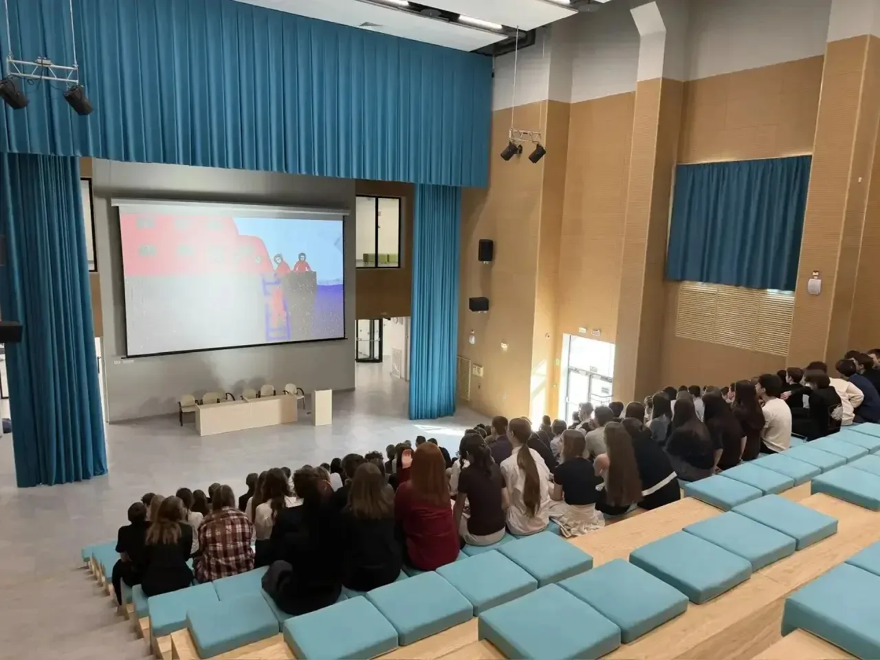 Яркое погружение в кинематограф: ученики школы «Свиблово» стали участниками кинофестиваля!  🎬 Ученик