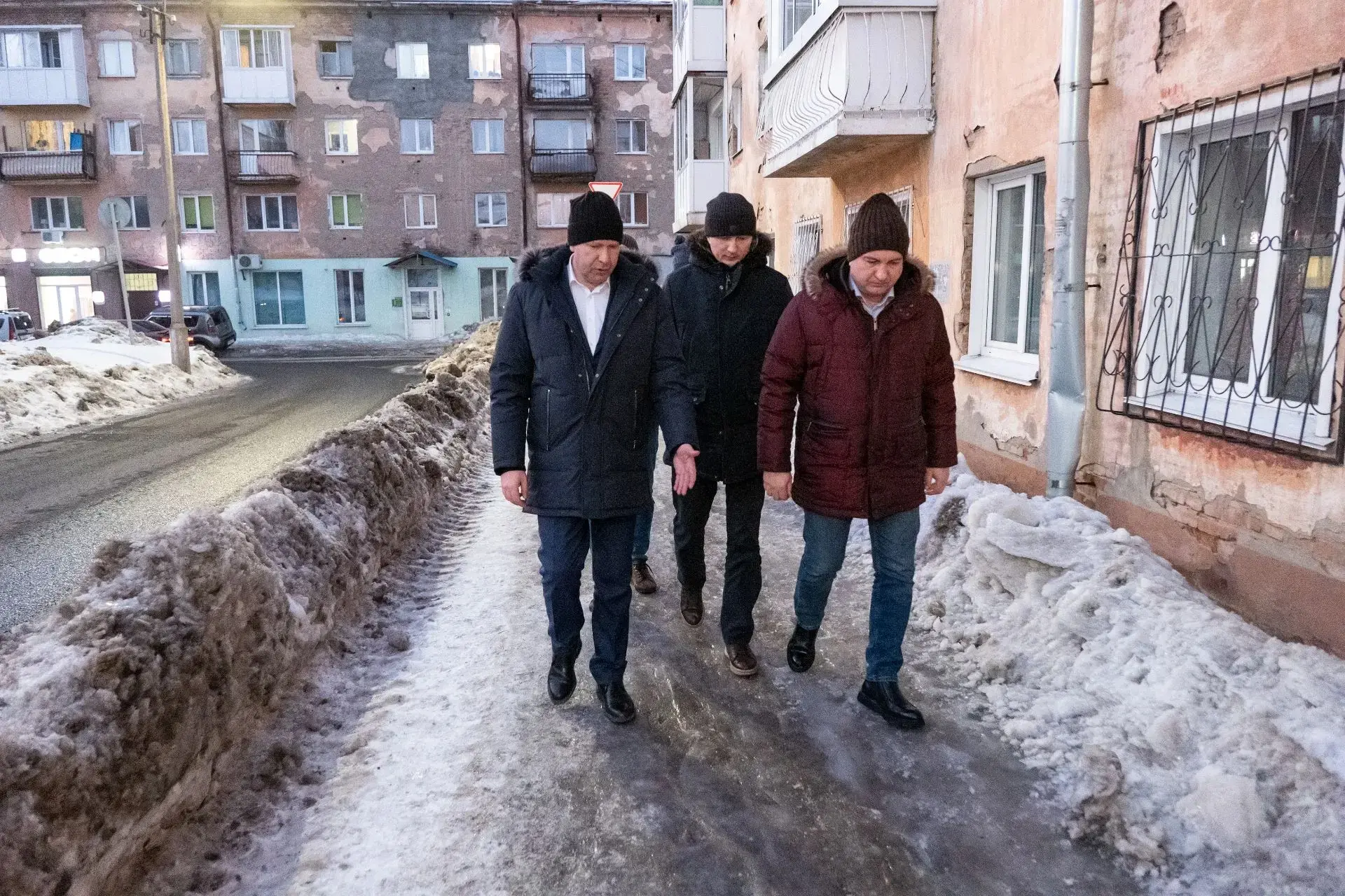 Вместе с профильными заместителями и службами благоустройства провели обход города, чтобы оценить со