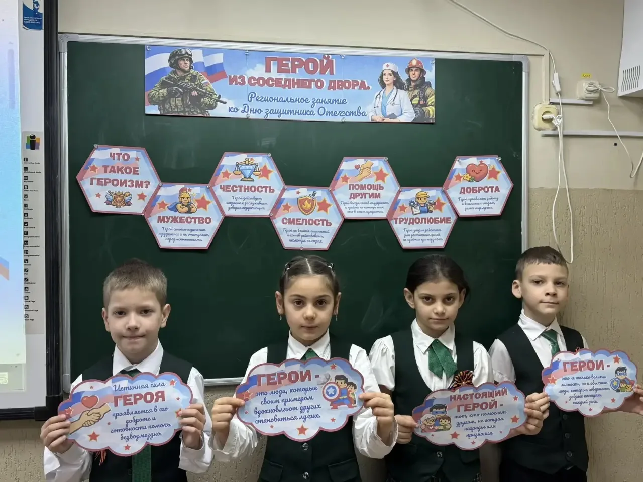Всех с началом новой учебной недели! 🌟  Понедельник традиционно начался с еженедельной линейки подня