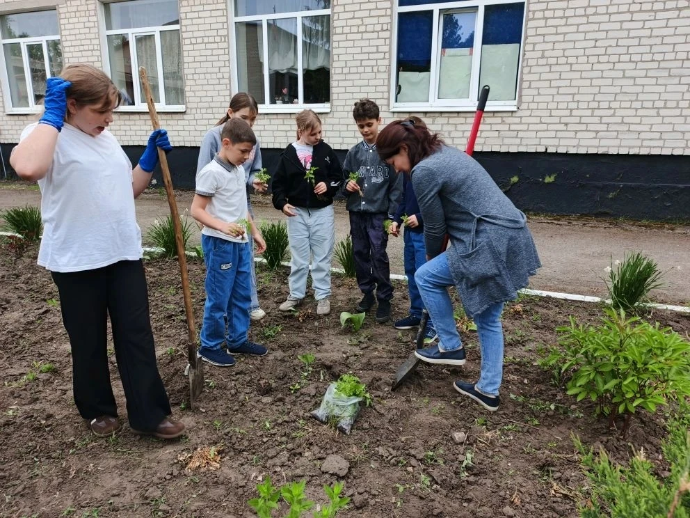 Сегодня в школе совместно  с Гречишкинским сельским домом  культуры была проведена  акц...