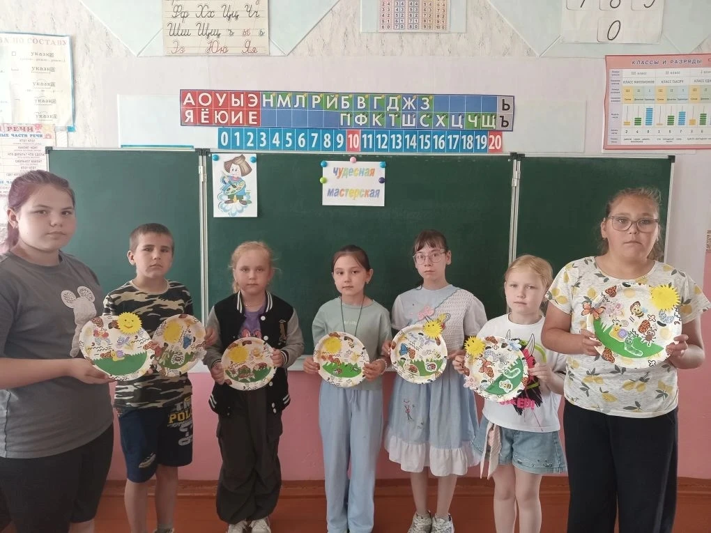 Сегодня на занятии дополнительного образования "Чудесная мастерская "✨изготовоили весёлую летнюю под