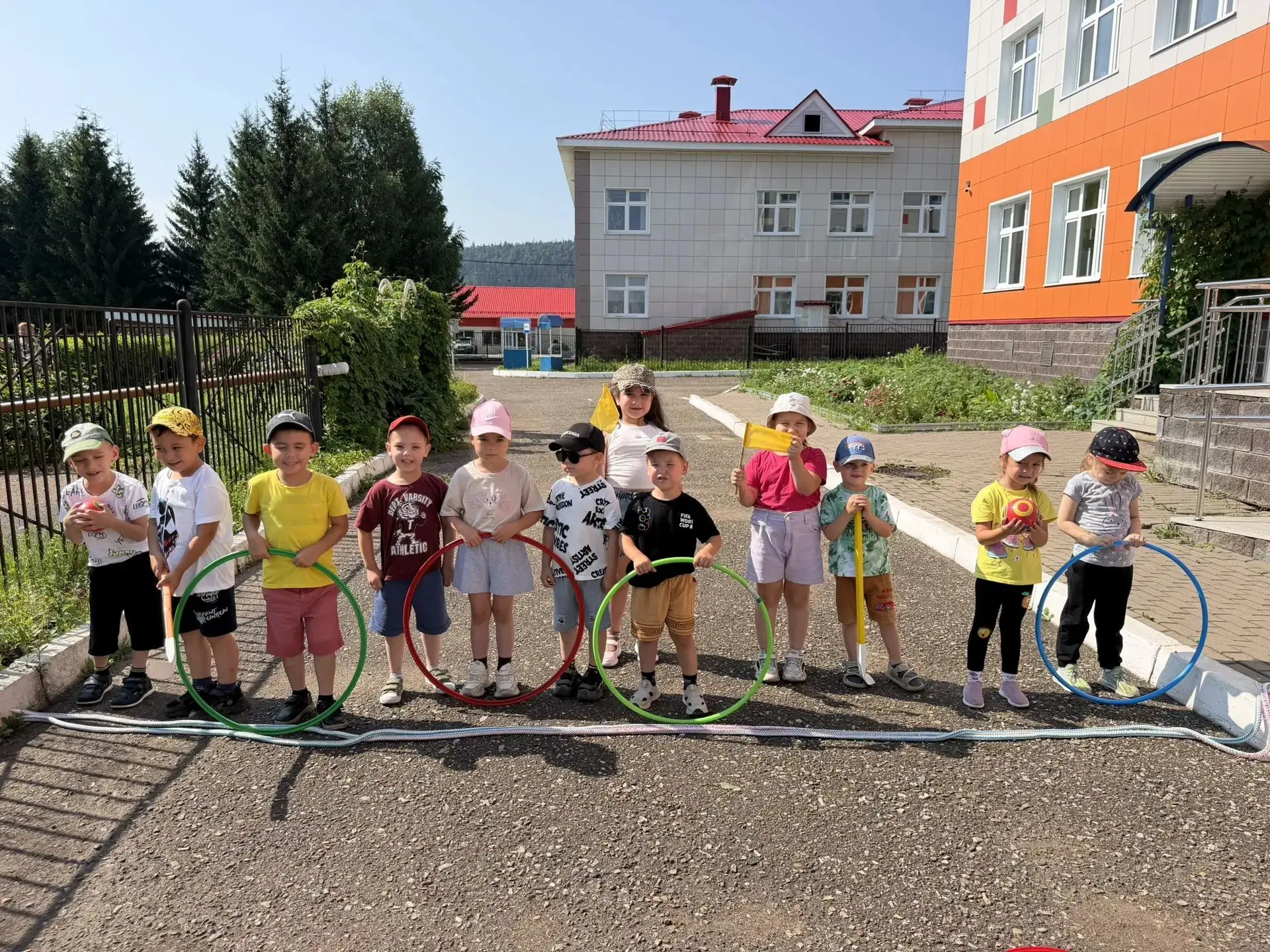 В детском саду прошла спортивная неделя. Ребята активно играли на свежем воздухе в подв...