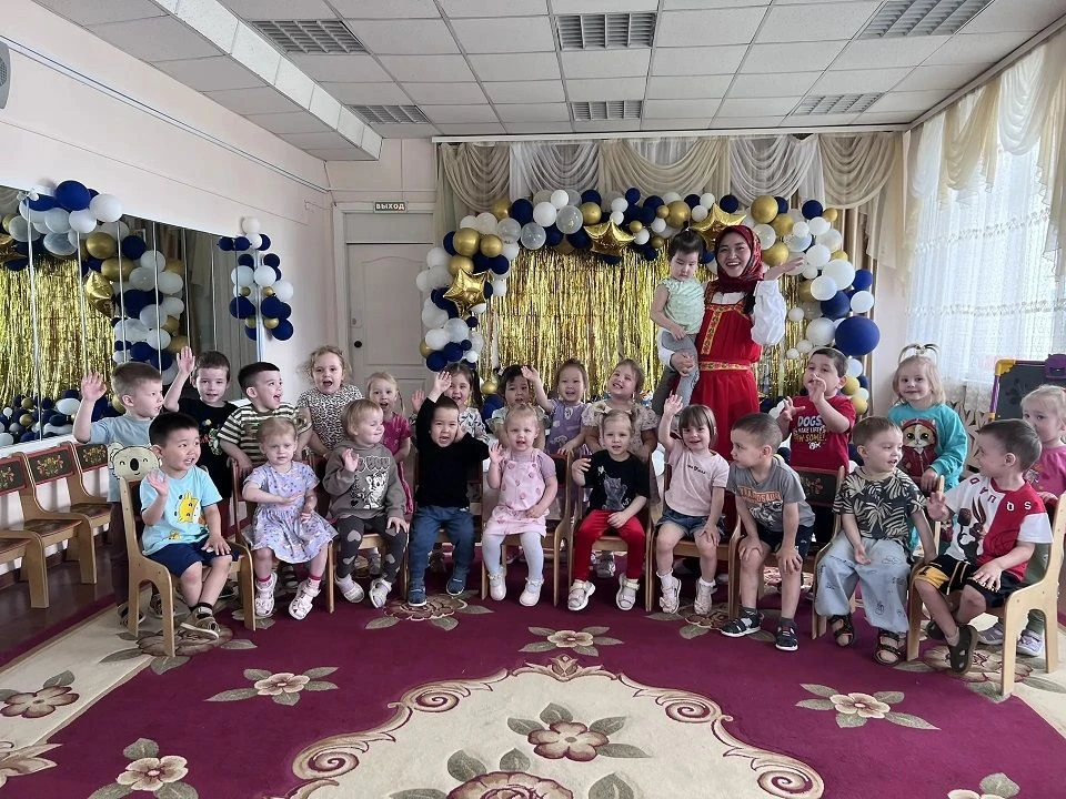 Самые маленькие воспитанники детского сада отметили День России! Главным гостем стала яркая и гостеп