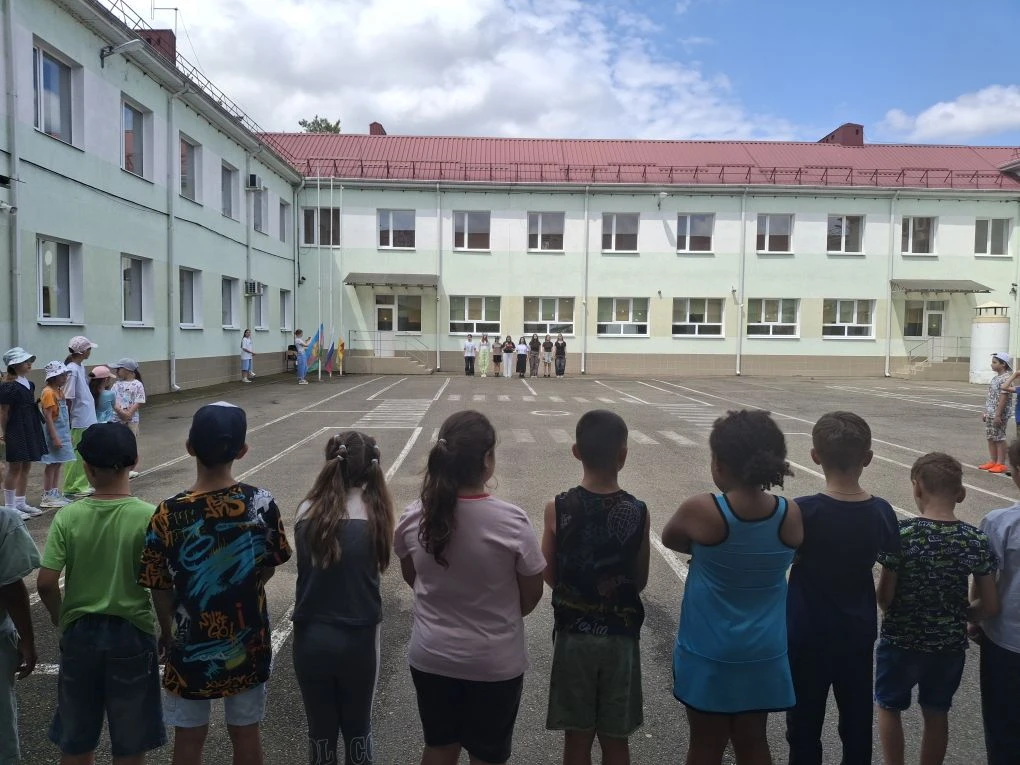 Поздравляем с Днём России и от души желаем всем сердцем, всей душой любить свою Родину. Пусть каждый